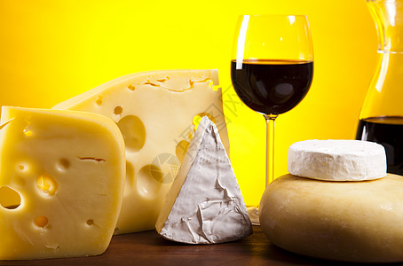含奶酪和葡萄酒的死活食物干酪瓶子生活奶制品自助餐羊乳蓝色玻璃野餐图片