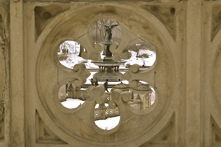 贝塞斯达不老泉棕褐色池塘雕像冻结建筑物天际公园植被喷泉树木图片