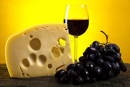 含奶酪和葡萄酒的死活蓝色羊乳自助餐熟食盘子美食野餐瓶子玻璃产品图片