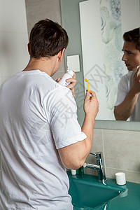 男子刮胡子肩膀白色男性剃须财产剃刀浴室身体男人护理图片