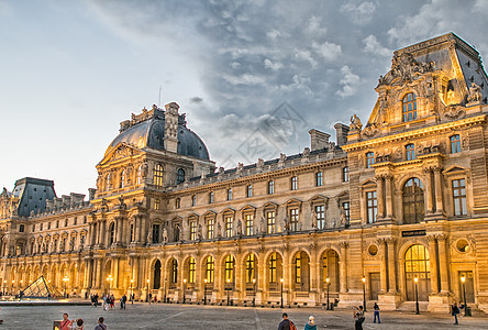 巴黎  2014年7月20日 卢浮宫博物馆综合体视图对称风景金字塔历史地标旅游展览艺术历史性纪念碑背景图片