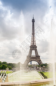巴黎Trocadero公园的埃菲尔铁塔景观建筑学天空旅游地标喷泉旅行首都纪念碑城市图片