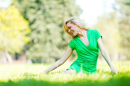 坐在草地上的女人成人幸福女性金发绿色微笑公园享受女孩自由图片