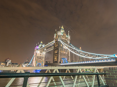 伦敦 英国 大桥在晚上的盛大景观纪念碑天空地标王国建筑旅行运输商业建筑学图片