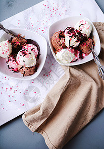 美味的冰淇淋糖果桌子圣代勺子食物小吃甜点宏观牛奶桌布图片