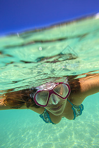 龙女的下水肖像乐趣女孩珊瑚面具女士游泳海滩呼吸管行动身体图片