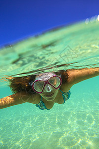 龙女的下水肖像女士海滩闲暇潜水身体面具游泳假期珊瑚蓝色图片