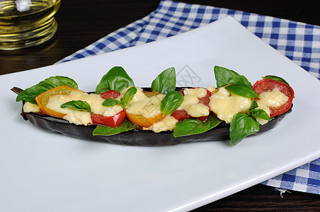 含西红柿和奶酪的烤茄茄茄陶器茄子小吃沙拉烹饪营养地午餐厨房图片