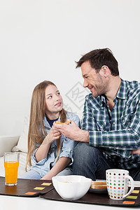 父亲和女儿一起吃早饭了童年家庭儿子生活快乐桌子食物财产父母孩子们图片