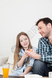 女孩和她父亲一起吃早餐图片
