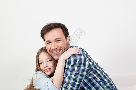 父亲和女儿给自己一个拥抱财产白色男人男性相机感情孩子孩子们水平女孩图片