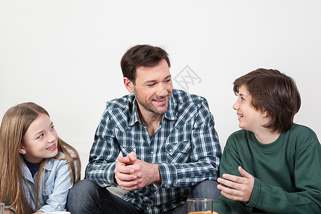 父亲与儿子同在孩子们早餐头发财产棕色童年厨房水平男孩们快乐背景图片