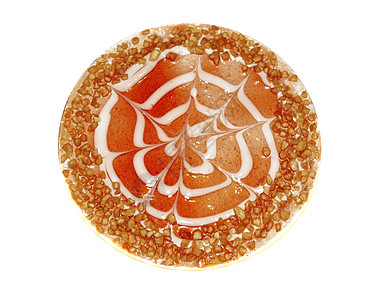 装饰着红色果冻和碎坚果的蛋糕糕点庆典早餐馅饼核桃产品小吃糖类美食食物背景图片