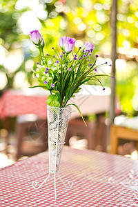 木桌花瓶中美丽的花朵花束植物群桌子白色生活季节叶子绿色植物黄色图片