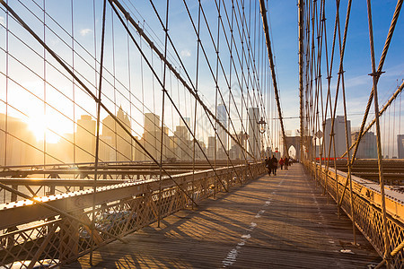 纽约日落时的布鲁克林桥市中心地标人行道行人伙计小路景观场景摩天大楼建筑学图片