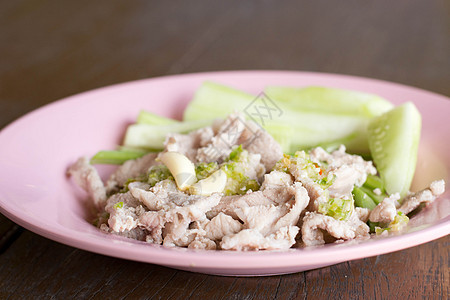 盘子上煮猪肉和加石灰 garlic有石灰的猪粉烹饪柠檬美食食物绿色蔬菜辣椒图片