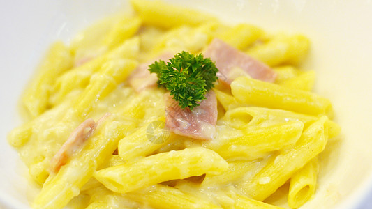 Penne 意大利意大利面碳酸午餐盘子黄色火腿奶油状食物餐厅奶油菜单美食图片