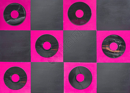粉色和黑色彩漆 中间有刻有Squa的留声录音记录背景图片