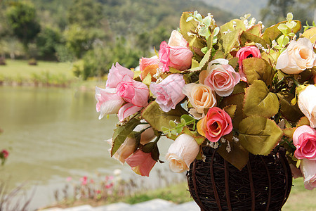 不同颜色的人工玫瑰花店情人植物花瓶风格花束白色粉色礼物装饰图片