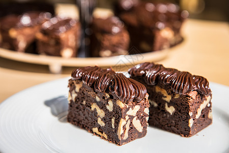 美味的黑巧克力蛋糕派对饮料庆典咖啡店核桃可可餐厅甜点杯子美食图片