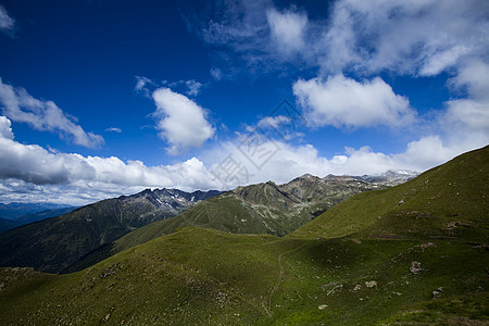 阿尔卑斯山泉 自然多彩的音调乡村天空季节远景季节性草地花朵地面风景全景图片