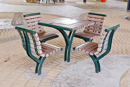 棕色和绿色的桌椅 在公园 -休息区图片