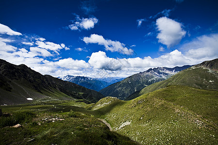 阿尔卑斯山泉 自然多彩的音调蓝色季节性远景乡村草地地面全景风景季节天空图片