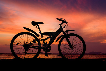 山地自行车停在海边有阳光的海面旅行锻炼享受行动码头行车日落游览冒险海洋图片