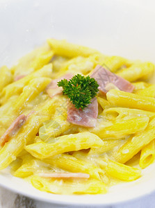 Penne 意大利意大利面碳酸菜单面条奶油盘子黄色奶油状风格美食餐厅午餐图片