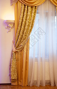 美丽的金色窗帘丝绸气氛墙纸木头软垫椅子家具装饰风景房间图片