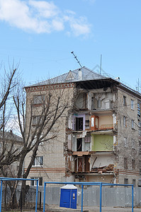 5层住宅的角落倒塌了 秋门急救室砖房拆迁维修老房子事故悲伤房子背景图片