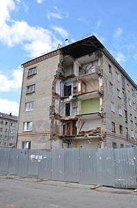 5层住宅的角落倒塌了 秋门悲伤急救室房子拆迁砖房事故维修老房子背景图片