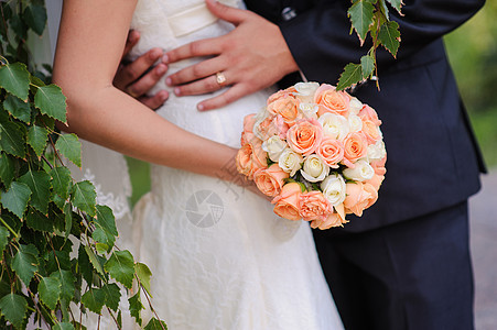 新郎和新娘的手放在婚礼花束上婚姻指甲家庭生活女士蜜月仪式钻石已婚订婚图片