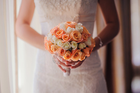 新娘用白玫瑰和粉红玫瑰举行婚礼花束女性传统裙子喜悦展示橙子婚姻向日葵女士订婚图片
