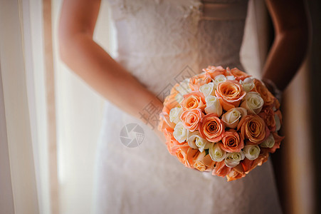 新娘用白玫瑰和粉红玫瑰举行婚礼花束订婚女性大丽花庆典裙子展示玫瑰柔软度橙子叶子图片