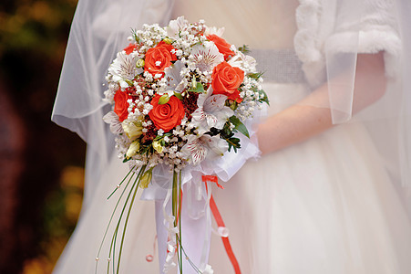 新娘用白红花和白红花束着婚礼花束图片