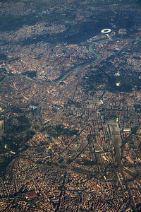 从飞机窗口对意大利罗马的空中观察广场教廷空气观光正方形地标房子天空大教堂建筑图片