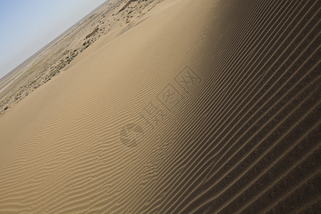 沙漠沙丘 美妙饱和的旅行主题干旱风景太阳橙子蓝色晴天红色土地荒野阴影图片