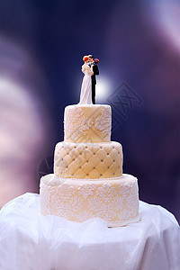 三个层次的旧式婚礼蛋糕图片