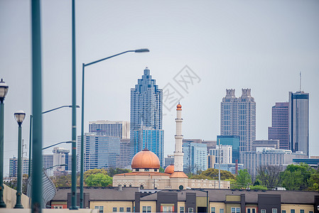 乌云日的城市天线摩天大楼建筑建筑学交通树木建筑物立交桥全景天际多云图片