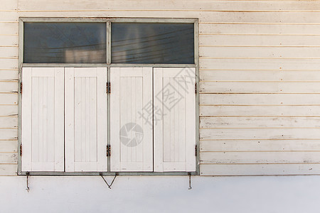 白色木质上的旧窗口背景图片