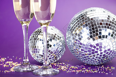 庆祝 明亮多彩的生动主题风格酒精环境瓶子桌子花环玻璃火花蓝色气泡图片