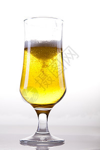 啤酒杯 明亮 充满活力的酒精主题庆典豪饮静物泡沫背光饮料气泡啤酒厂金子烧杯图片