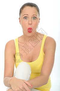 一个心烦意乱的年轻女子的肖像黄色舌头影像成人双肩震惊库存背心女士照片图片