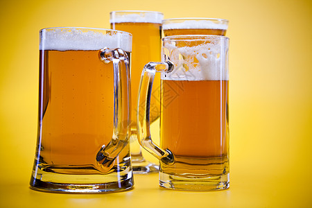 啤酒干杯啤酒杯 明亮 充满活力的酒精主题生活宏观啤酒厂饮料玻璃气泡干杯啤酒烧杯泡沫背景