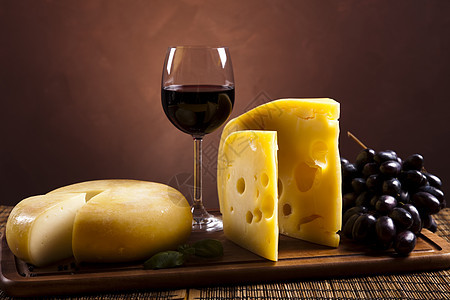 含奶酪和葡萄酒的死活羊乳木板野餐自助餐产品生活美食瓶子饮料蓝色图片