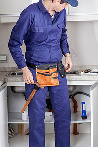 厨房的木材工房子维修工具家具扳手灯笼男性锤子男人职业图片