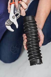 用扳手和管子握手维修工人男性修理工管道蓝色服务工作男人力量图片