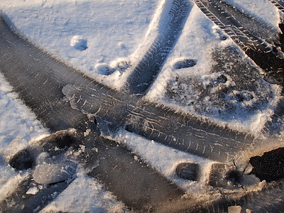 积雪中的车胎轨迹胎迹车轮地面交通小路痕迹卡车牵引力运输汽车图片