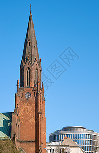 新哥特教堂高涨的塔台图片